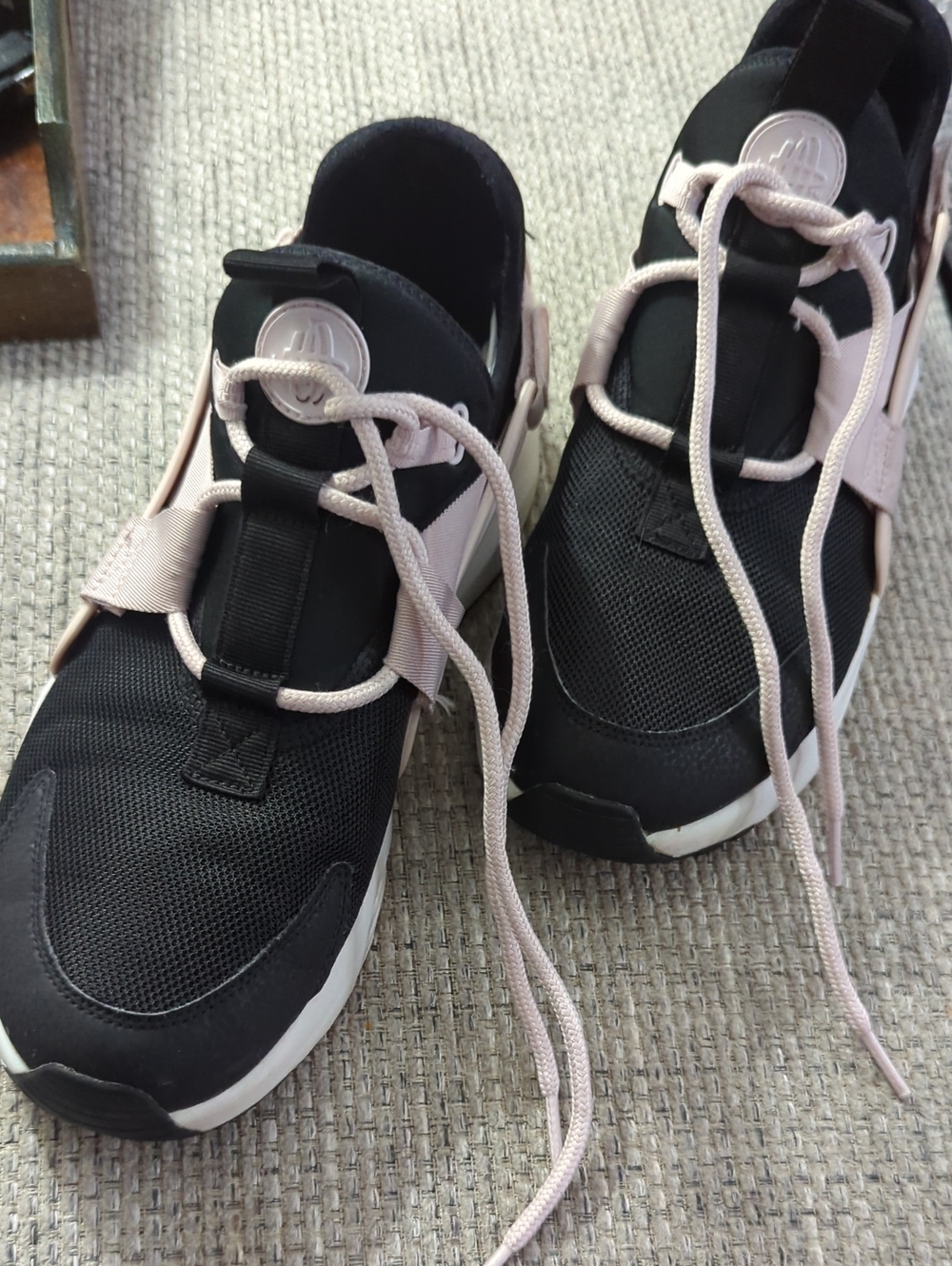 Nike Women's Black and Pale Pink Athletic Sneakers